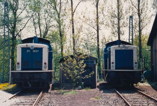 211 262 und 212 088 am 6. Mai 1995 im BW Altenbeken.