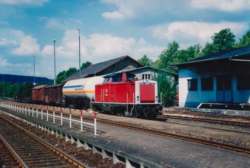Am 17. August 1995 wartet 212 250 mit einem Güterzug im Bahnhof Bad Driburg auf Ausfahrt.