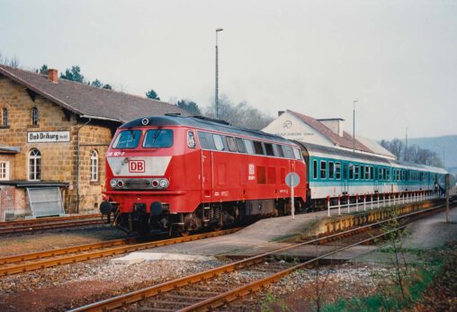 216 167 am 23. April 1995 mit dem E 3654 (Halle - Altenbeken) im Bahnhof Bad Driburg.
