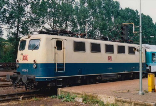 Ellok 141 281 bespannt am 9. August 1996 den SE 3834 nach Paderborn, hier beim Halt im Bahnhof Altenbeken.
