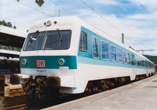 Dieseltriebzug der Baureihe 614 im Bahnhof Altenbeken, 25. Mai 1997.