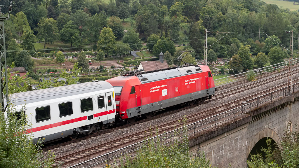 101 121 passiert mit dem Intercity 2155 den Altenbekener Viadukt.