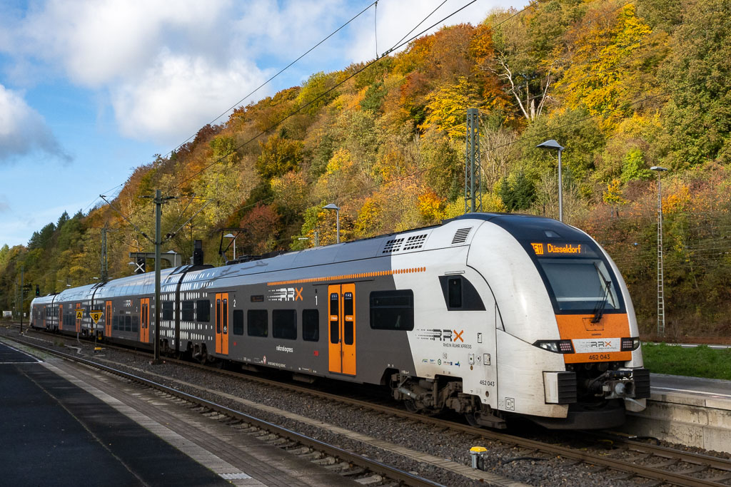 Elektrischer Triebzug Siemens Desiro HC 462 043 des Rhein-Ruhr-Express am 22.10.2022 im Bahnhof Altenbeken.