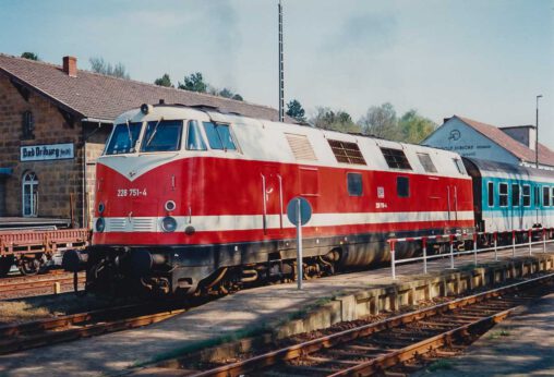 Diesellokomotive 228 751 am 2. Mai 1995 im Bahnhof Bad Driburg