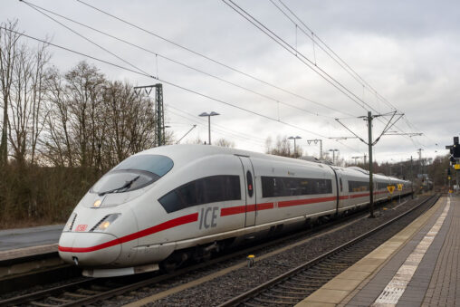 ICE 3 »Stuttgart« (403 537-4 / 403 037-5) als ICE 1223 bei der Einfahrt in den Bahnhof Altenbeken.
