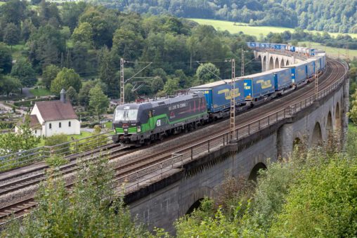 Eine Siemens Vectron (Baureihe 193) passiert mit einem Güterzug den Viadukt in Altenbeken.