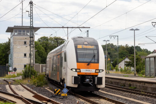 Als RE11 von Kassel nach Düsseldorf fährt der RRX 462 026 (Siemens Desiro HC) in den Bahnhof Altenbeken ein