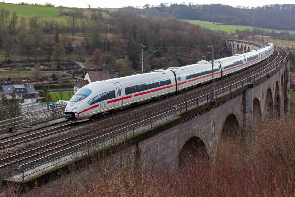 ICE3 403 561-4 »Celle« passiert als ICE 1223 (Darmstadt Hbf – München Hbf) den Altenbekener Viadukt.