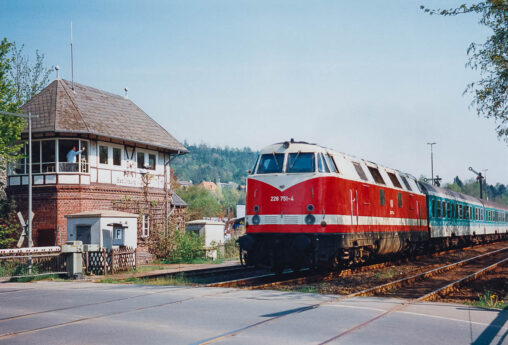 228 751 passiert am 4. Mai 1995 mit dem E 3684 (Erfurt – Altenbeken) das Stellwerk Bad Driburg (Westf) Dwf