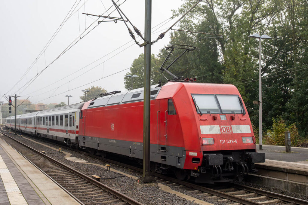 Intercity 2155 von Köln nach Gera mit 101 039 im Bahnhof Altenbeken.