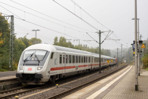 Intercity 2155 von Köln nach Gera fährt in den Bahnhof Altenbeken ein.