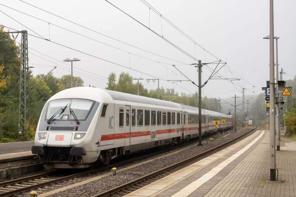 Intercity 2155 von Köln nach Gera fährt in den Bahnhof Altenbeken ein.